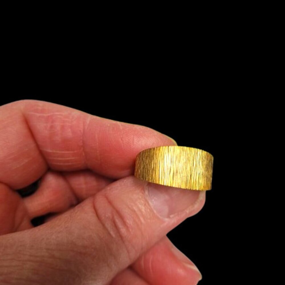 Gold Tone Ribbed Ring Size: 7.5